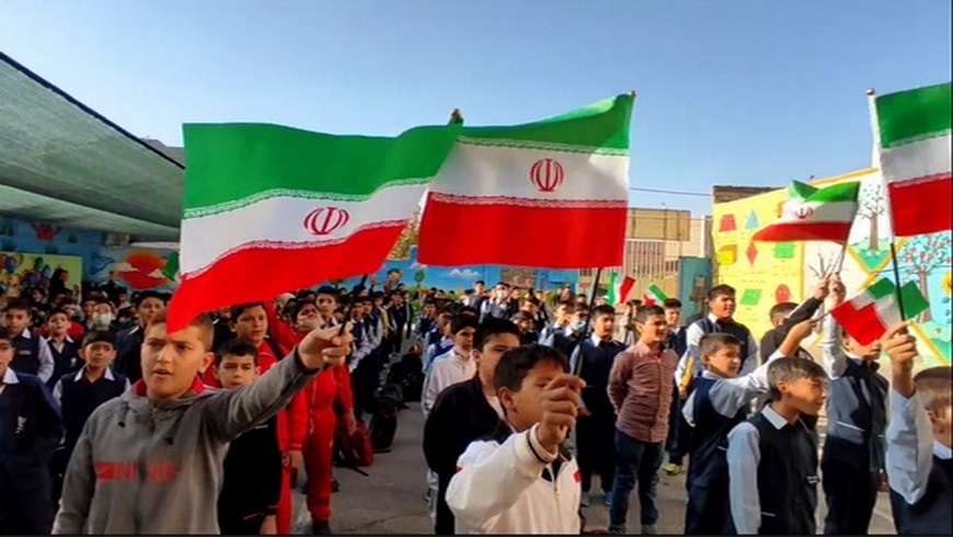 هم صدا با همه دانش آموزان ندای لبیک یا خامنه ای لبیک یا حسین