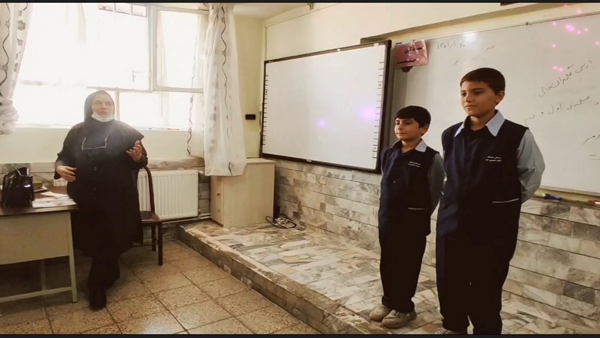تشویق منتخبین شورای دانش آموزی پایه پنجم